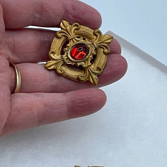 Vintage Fleur de lis gold tone metal red glass clip earrings. - Picture 5 of 7